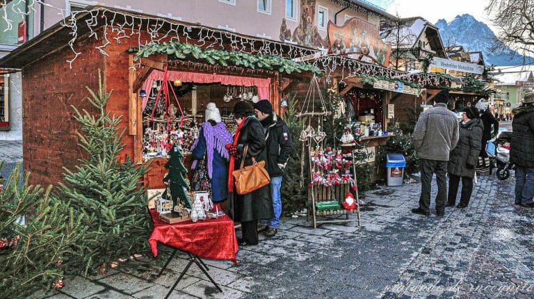 Gente mirando los puestos del mercado de navidad de Garmisch-partenkirchen