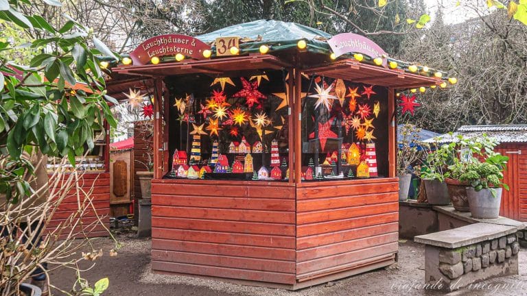 Puesto de madera de iluminación navideña en el mercado de navidad de Stadtgarten en Colonia