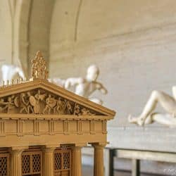 Modelo del lado este del templo de Afaya en la Gliptoteca con los restos del frontón oeste de fondo