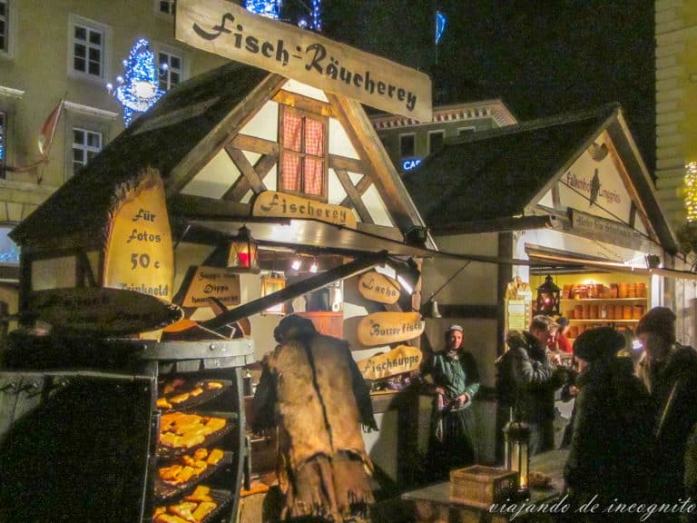 Puesto de comida de platos de pescado en el Mercado medieval de Múnich durante la noche