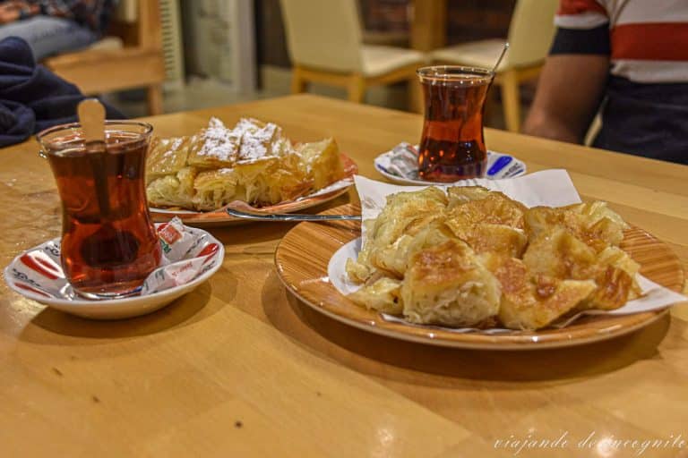 Kürt Böregi y Börek relleno de queso junto a dos vasos de té