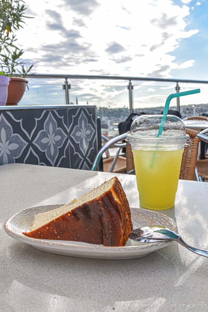 Tarta Sebastian y zumo de limón en la terraza del Galata Konak café