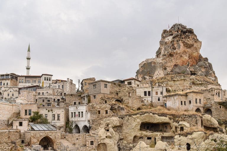 Vistas de Ortahisar y su castillo excavado en la roca