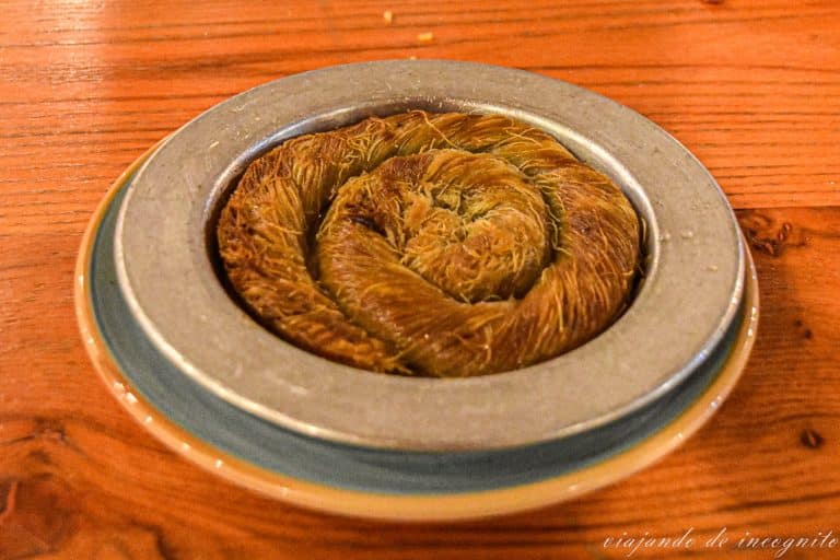 Kadayfi en un plato metálico