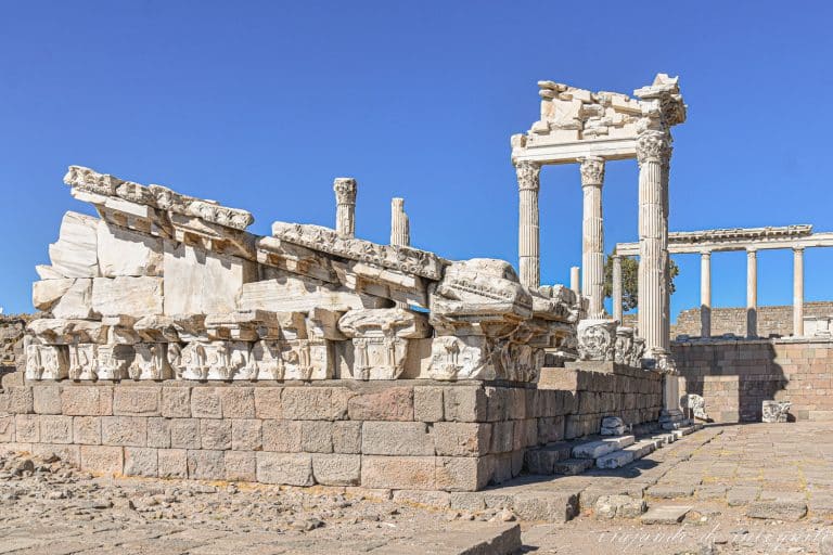 Ruinas del templo de Trajano vistas de frente en el Acrópolis de Bergama