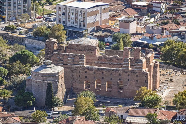 Vista de la Basílica Roja desde las ruinas de la antigua ciudad de Pérgamo