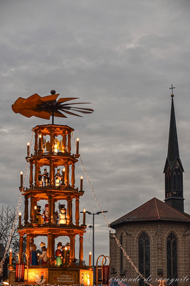 Gran nacimiento en forma de pirámide iluminado en el mercado de navidad de Esslingen