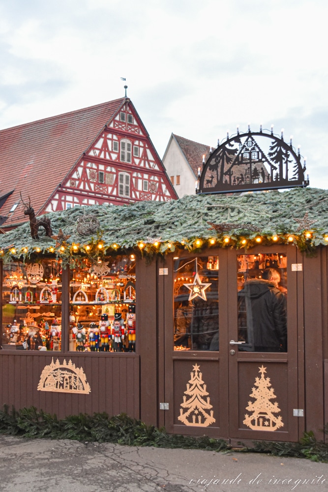 Puestos de productos de madera en el Mercado de Navidad de Esslingen