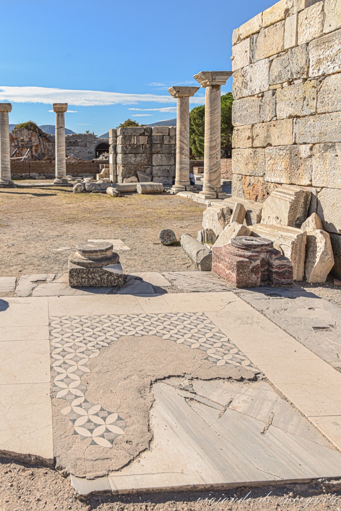 Fragmento de un mosaico en el suelo de la Basílica de San Juan con restos de columnas a su alrededor
