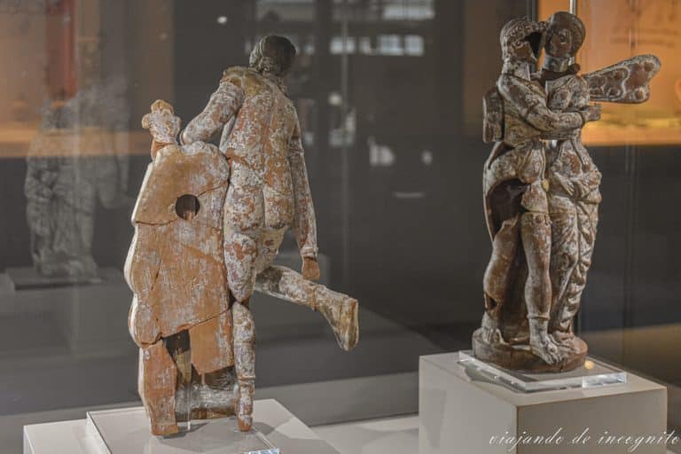 Esculturas de pequeño tamaño representando a una mujer atándose una sandalia y a dos personas abrazándose en el Museo arqueológico de Éfeso