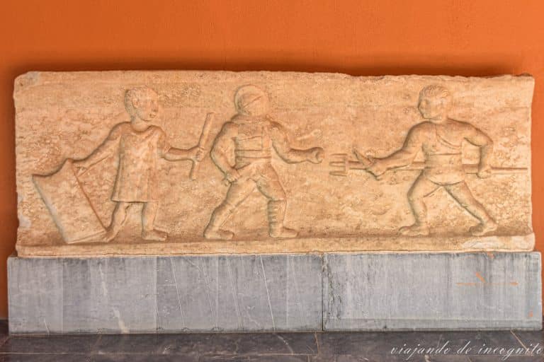 Piedra tumbal decorada con una imagen de gladiadores en el Museo arqueológico de Éfeso