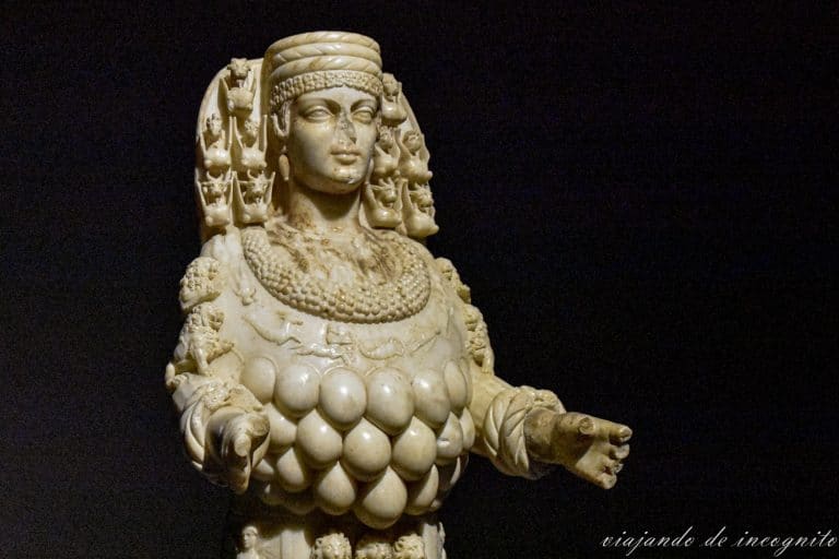 Detalle de la parte superior de Artemisa de Éfeso en el museo de Selçuk