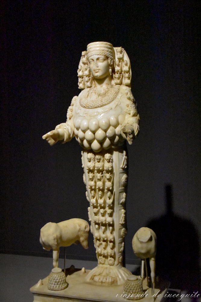 La diosa Artemisa de Éfeso de cuerpo completo en el Museo arqueológico de Éfeso