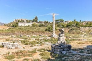 Ruinas del Templo de Artemisa con la fortaleza de Selçuk al fondo. Uno de los lugares que ver en Éfeso