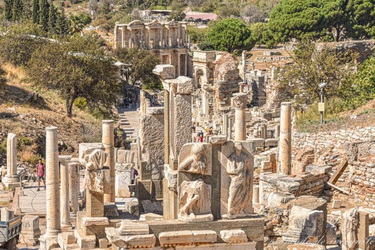 Monumento de Memio en la Antigua ciudad de Éfeso con la biblioteca de Celso al fondo
