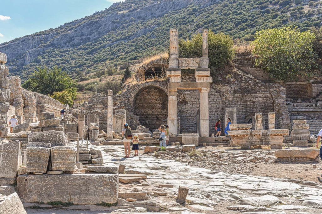 Turistas entra las ruinas del templo de Domiciano en la Antigua ciudad de Éfeso