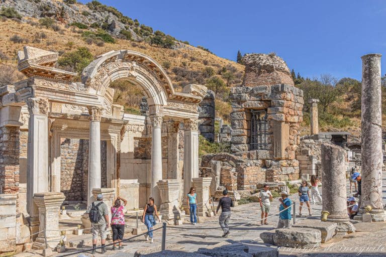 Gente paseando y fotografiando el templo de Adriano en la Antigua ciudad de Éfeso