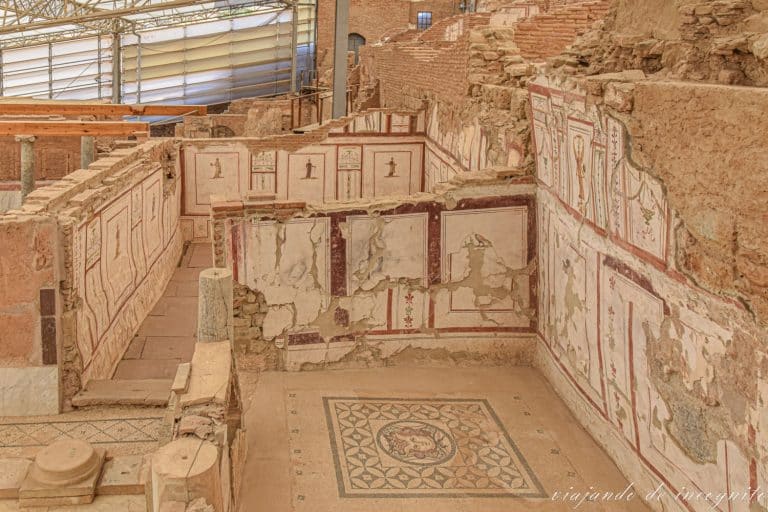 Casas terraza de la Antigua ciudad de Éfeso con frescos en las paredes y mosaicos en el suelo