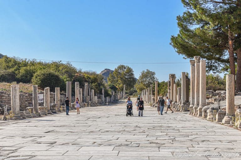 La calle del Puerto de la antigua ciudad de Éfeso con menos de diez personas paseando por ella