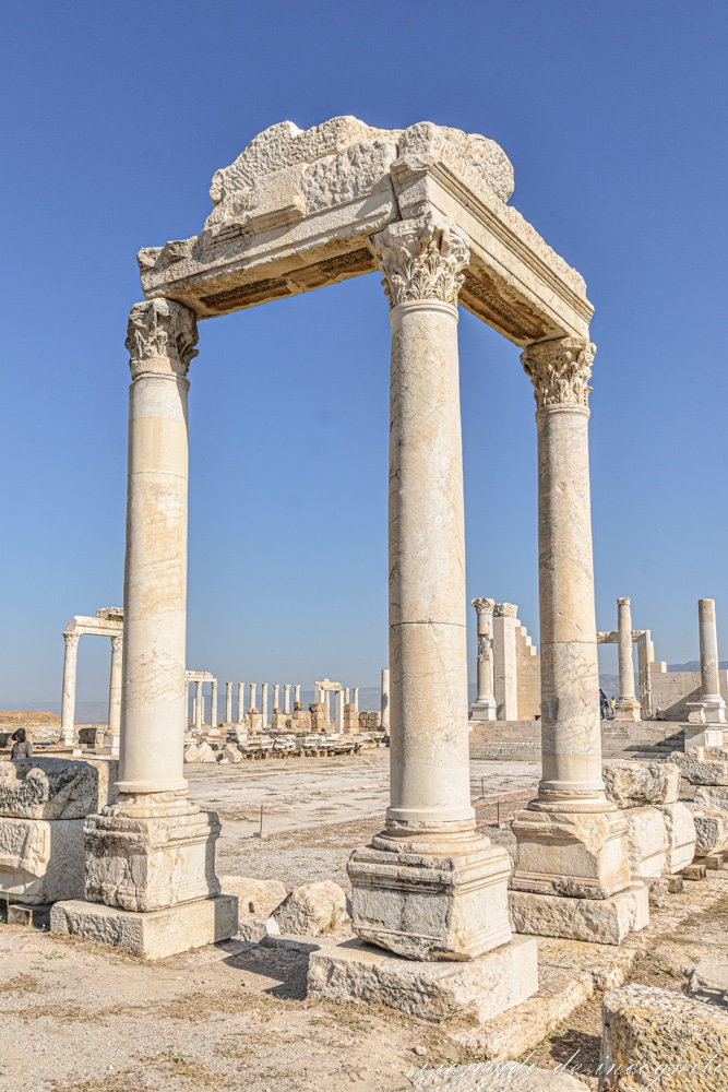 Esquina de un edificio con columnas con capiteles corintios en el sitio arqueológico de Laodicea