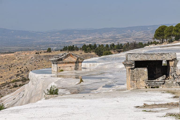 Piscinas de travertino con dos tumbas de piedra dentro. Una de las visitas qué hacer en Pamukkale