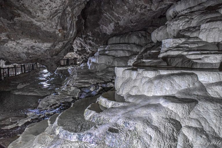 Interior oscuro de la Cueva Kaklik con las fuentes de Travertino