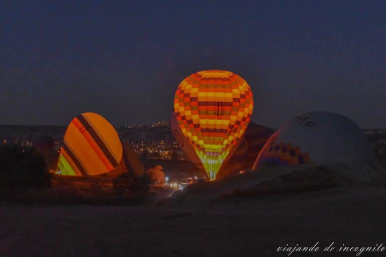 Varios globos inflándose justo antes de amanecer
