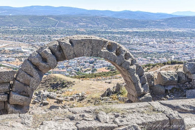 Arco de piedra en las ruinas del Acrópolis de Pérgamo a través del cual se ve la ciudad de Bérgama al fondo