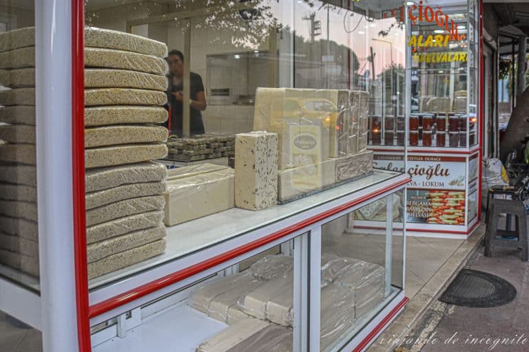 Escaparate de una tienda que vende Halva en Bérgama