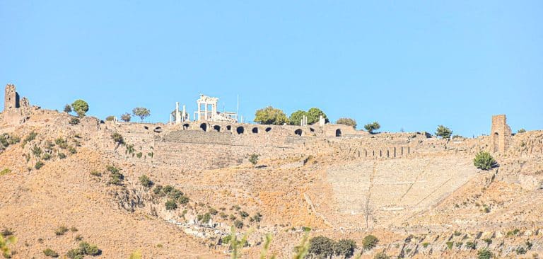 Vistas del Acrópolis de Pérgamos desde el Asclepeion.