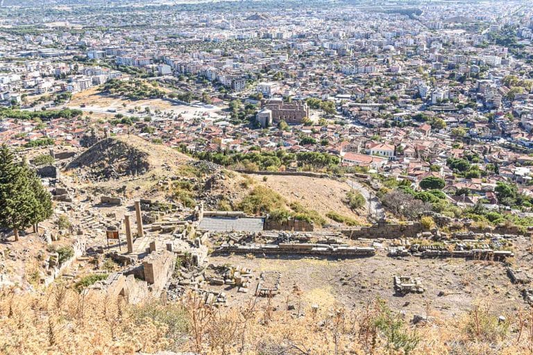 Vista de las ruinas de Pérgamo y de la ciudad de Bergama, donde se distingue la basílica Roja