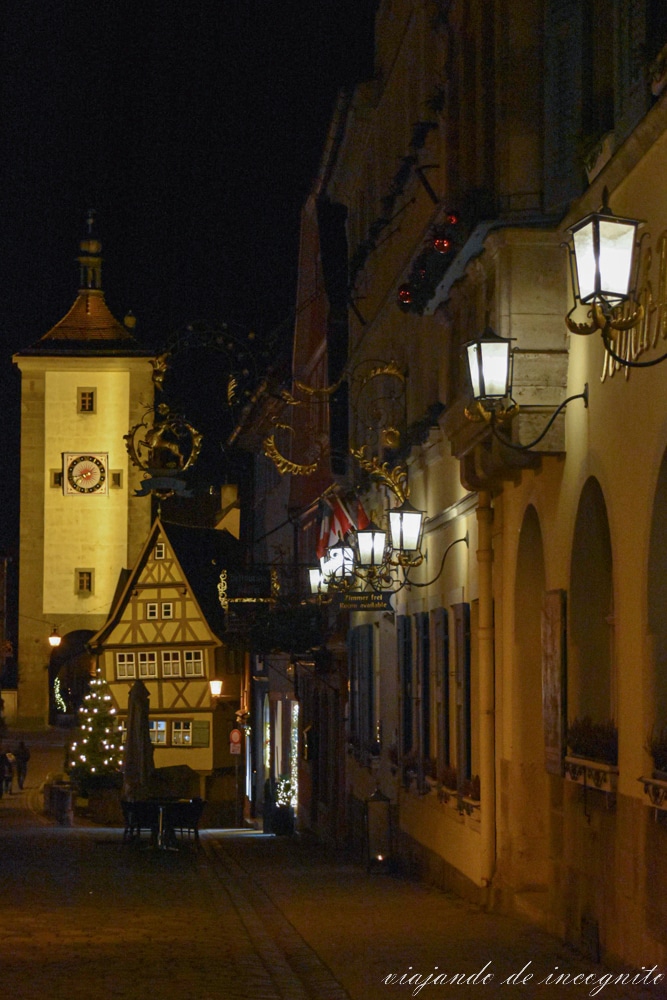 Plönlein en Rothenburg ob der Tauber de noche y decorado con un pequeño árbol de navidad iluminado