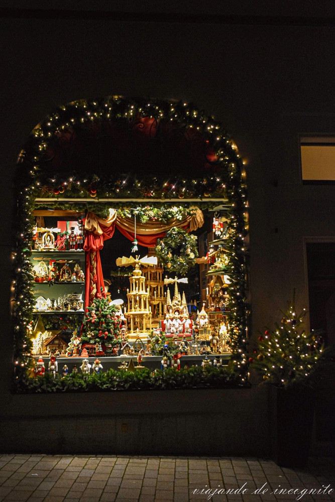 Escaparate de una tienda de Rothenburg durante la noche iluminado y decorado para la navidad