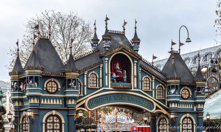 Entrada decorada con gnomos que da paso al mercado de navidad de Colonia en la parte antigua.
