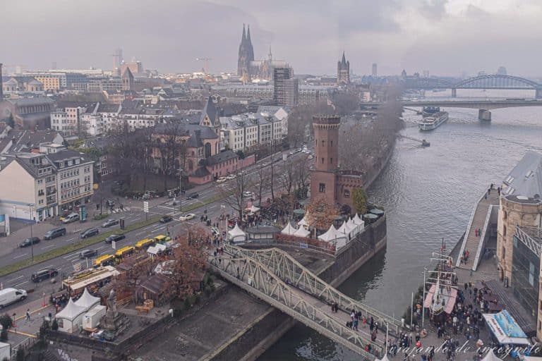 Vista aérea de Colonia desde la noria gigante del puerto donde se ven los puestos blancos del mercado de navidad, la catedral, la iglesia de San Martín el grande y el puente Hohenzollern