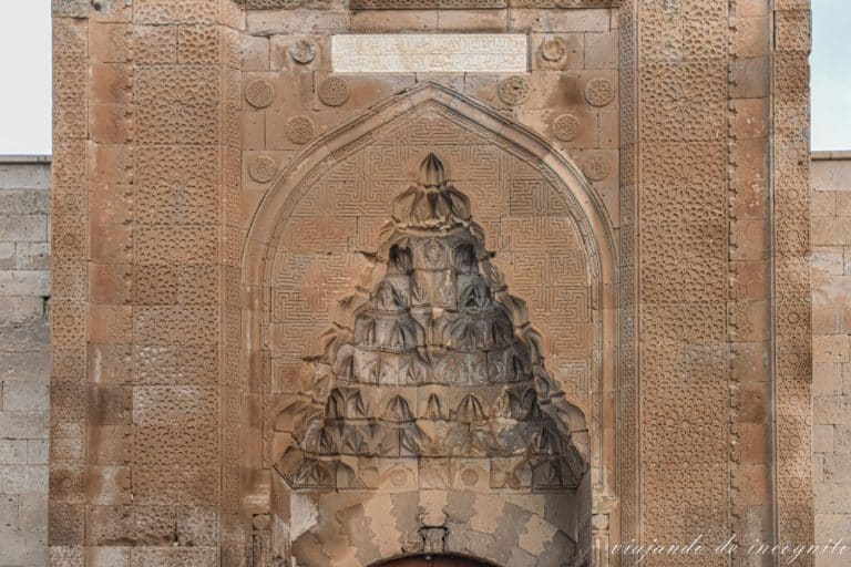 Detalle de la parte superior de la entrada del Caravanserai de Agzikarahan