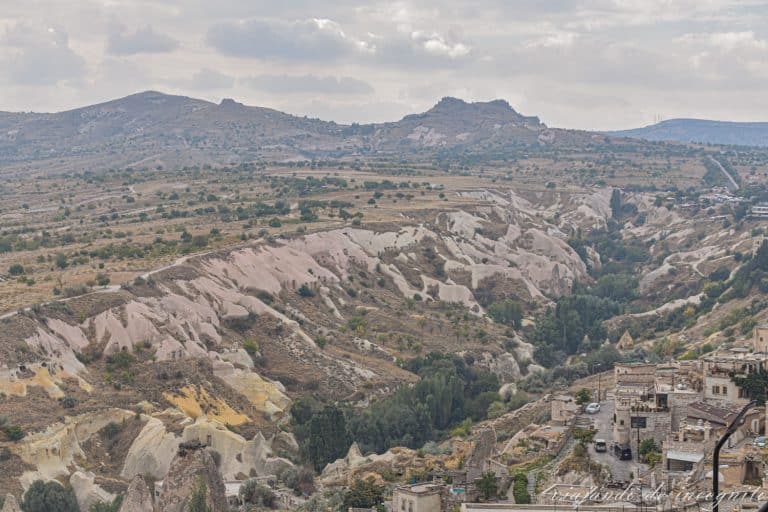 Vistas de las formaciones rocosas del alrededor desde lo alto del castillo de Uchisar