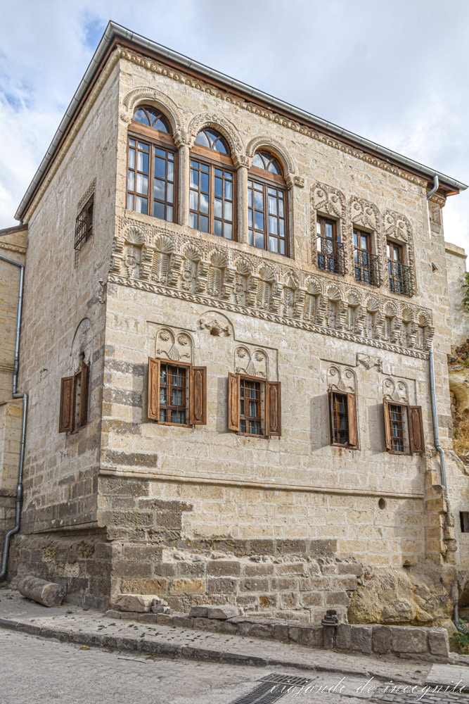 Edificio de piedra de Mustafapaşa cuya fachada está bellamente decorada, especialmente alrededor de las ventanas