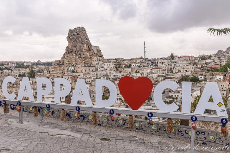 Letras de Cappadocia, con la o en forma de corazón, y Ortahisar de fondo