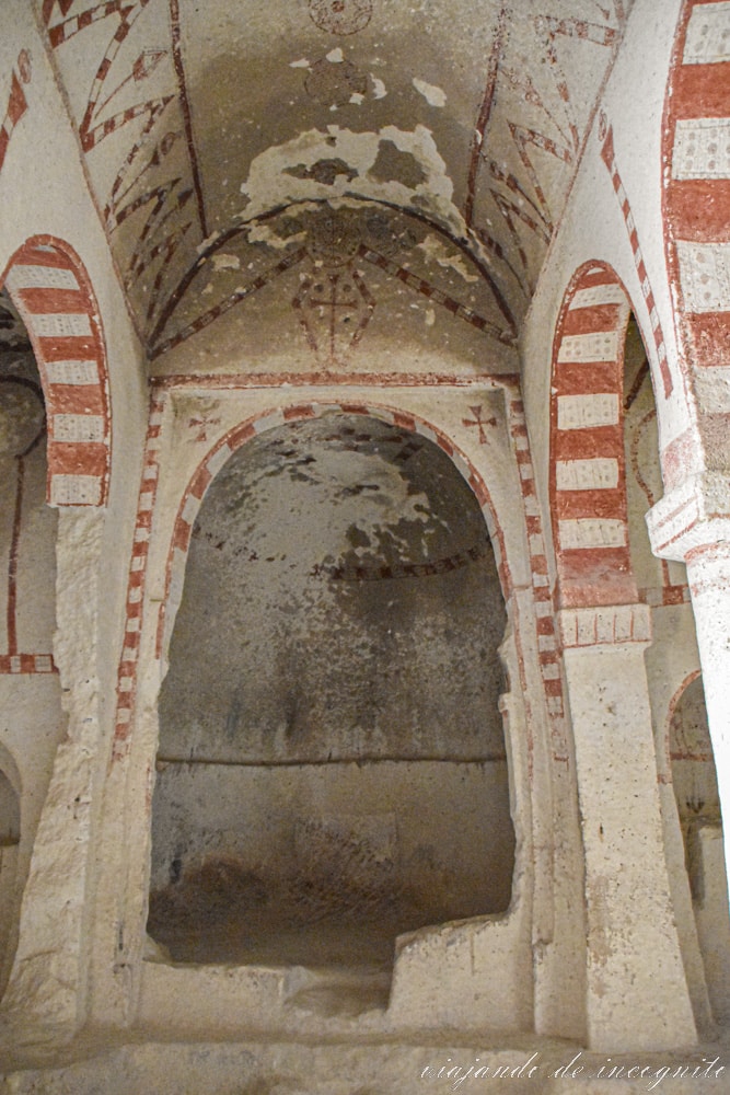 Interior blanco de la Iglesia Aynali con policromía roja en el interior de los arcos y cruces pintadas en rojo en la pared