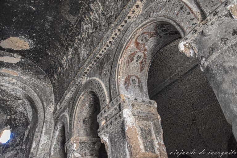 Interior de la iglesia del Monasterio de Selime con restos de policromía en los arcos entre las columnas