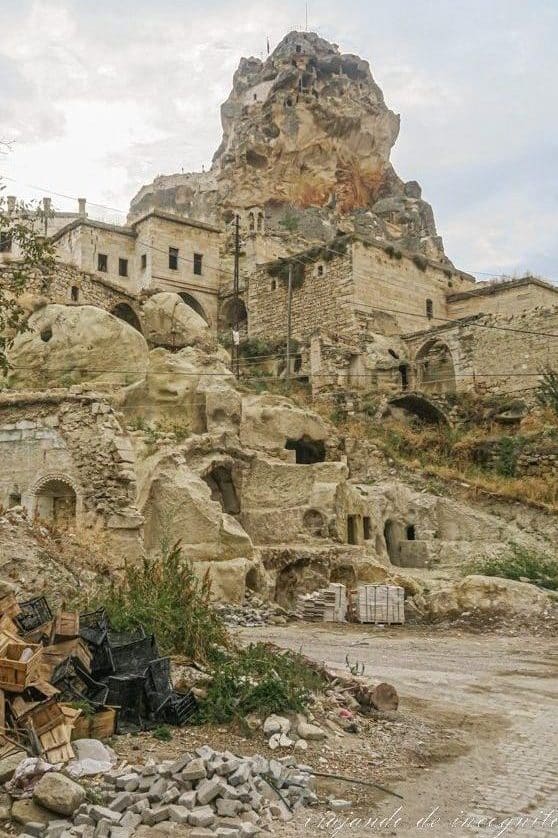 Casas excavadas en la roca bajo el castillo de Ortahisar