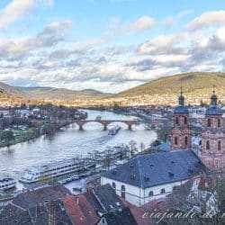 Vista panorámica de Miltenberg con las torres de la iglesía y el río Meno