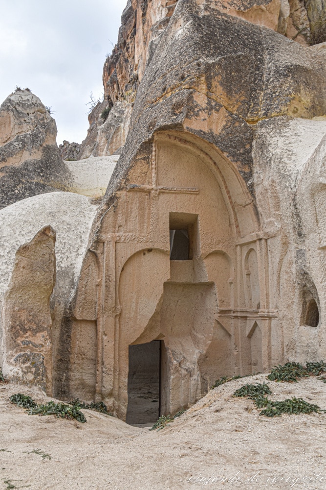 Una de las entradas excavadas en la roca del Monasterio Hallacdere