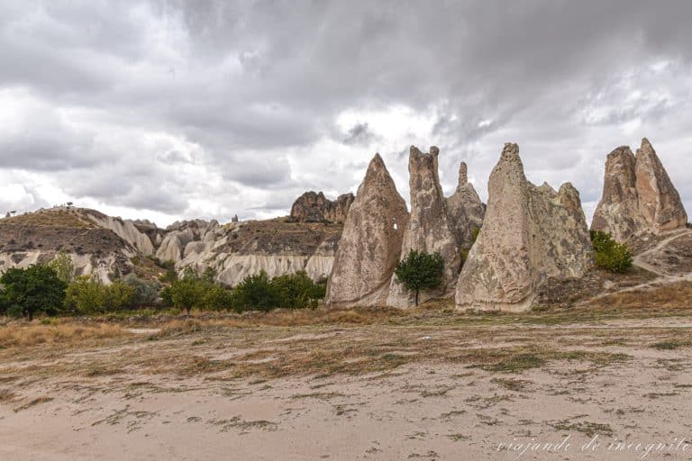 Formaciones rocosas del Valle Rosa contra un cielo que amenaza lluvia