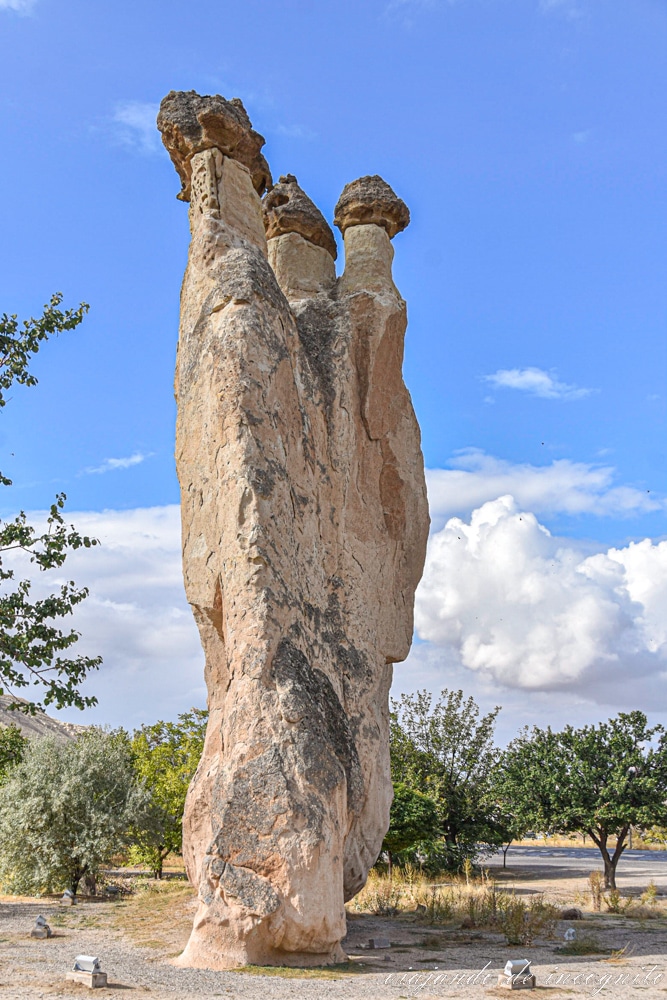 Formación rocosa con tres cabezas en el Valle de Pasabag