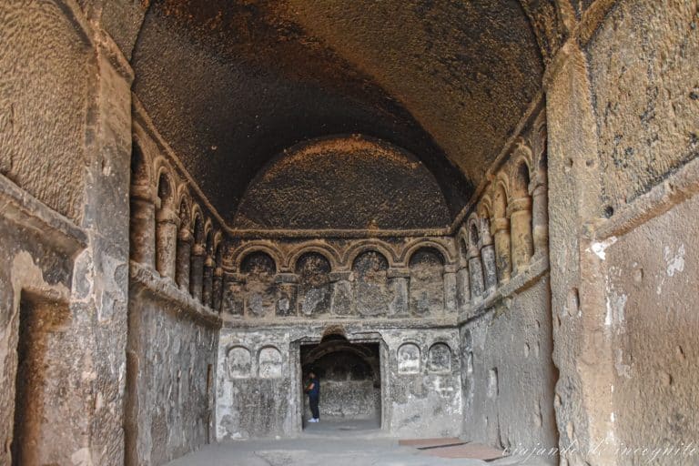 Interior de una de las salas del Monasterio de Selime con columnas y arcos