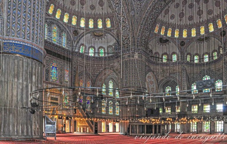 Interior de la Mezquita Azul sin gente