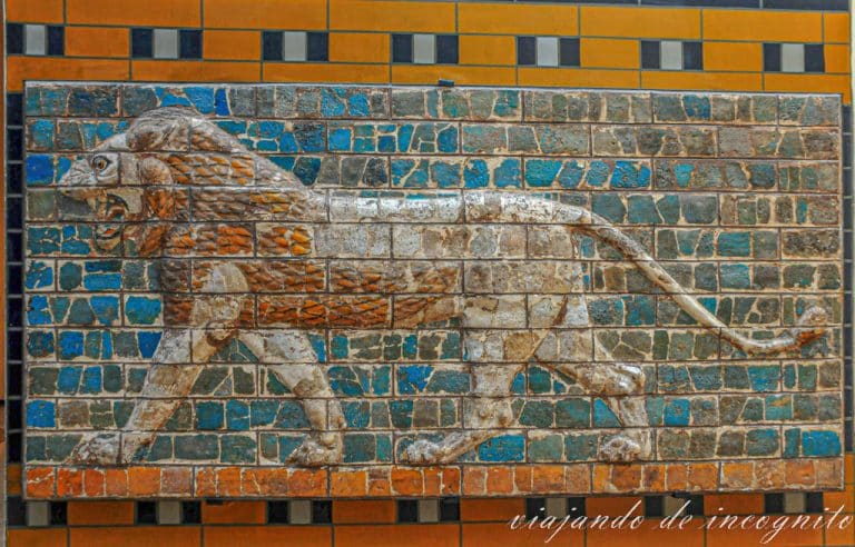Relieve de un León andante hecho con ladrillos esmaltados de varios colores que decoraba la antigua ciudad de Babilonia