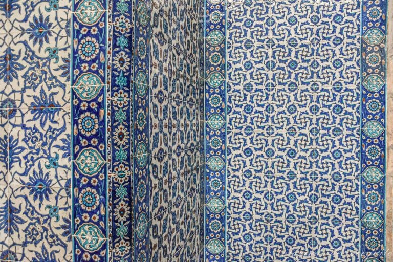 Detalle de la pared de la Mezquita Rüstem Pasha con diferentes azulejos azúles y blancos con diferentes motivos geométricos